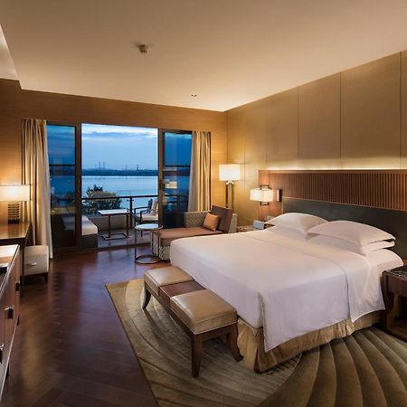 Hilton Wuhan Optics Valley Экстерьер фото