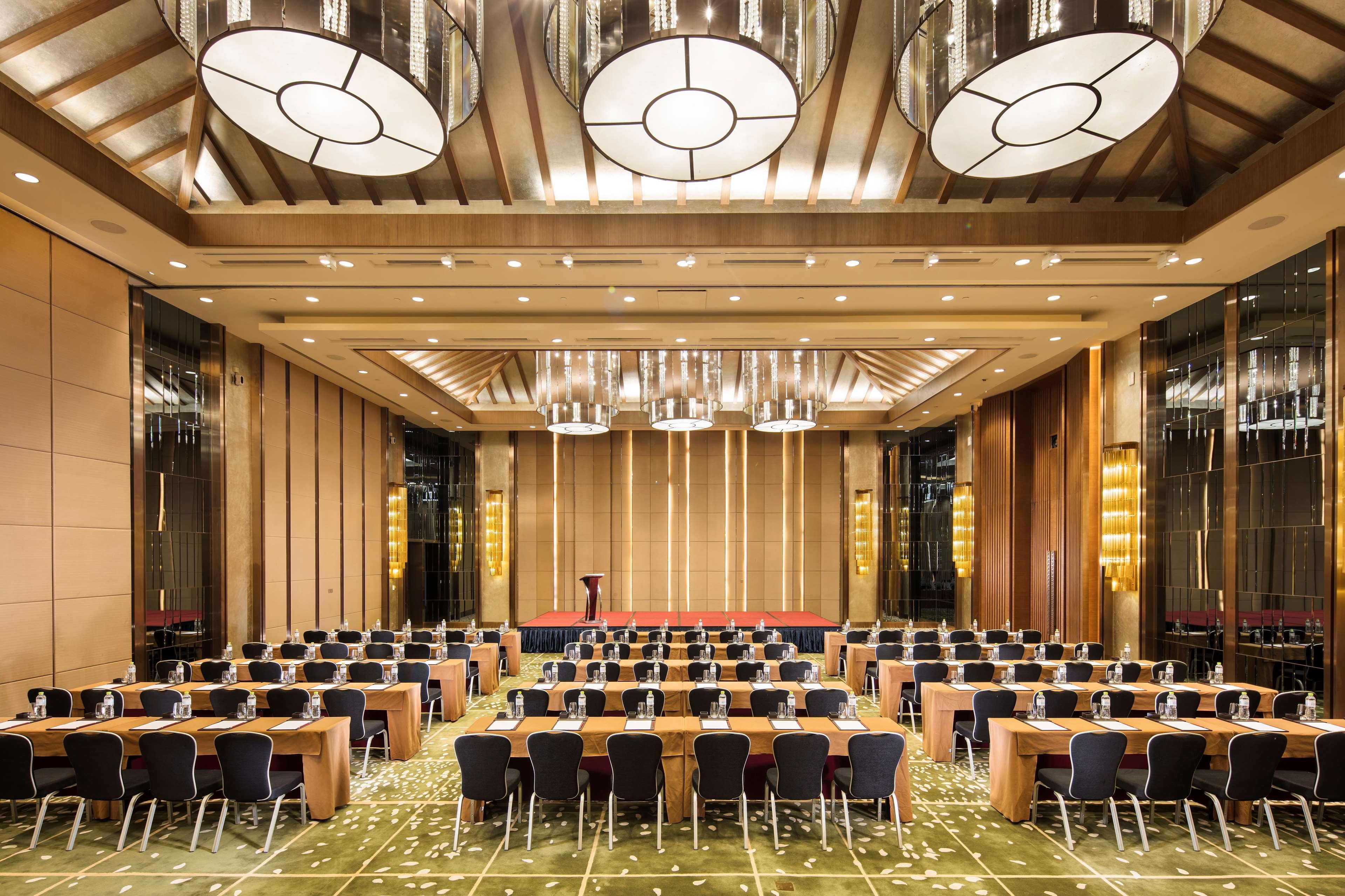 Hilton Wuhan Optics Valley Экстерьер фото