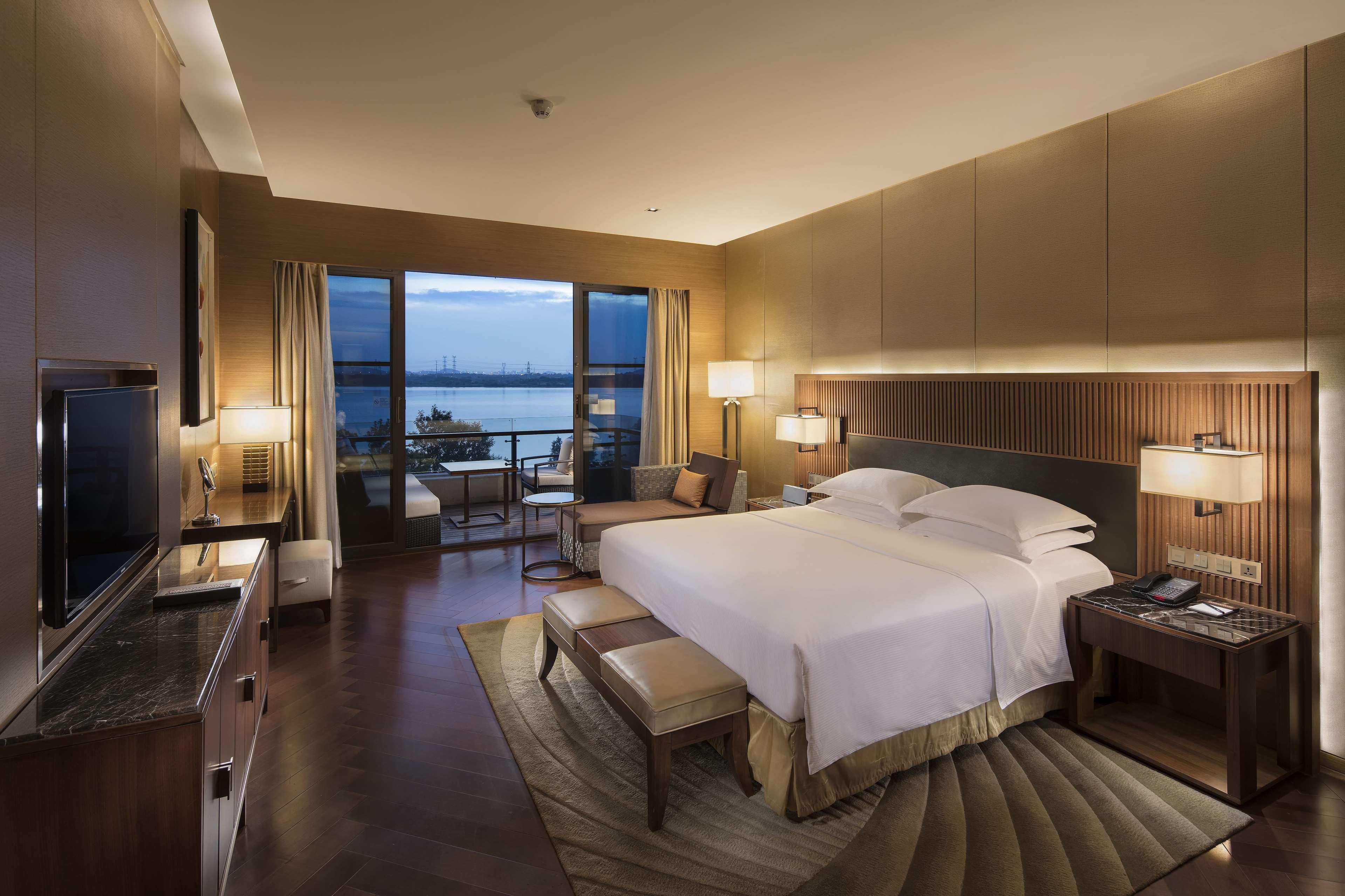 Hilton Wuhan Optics Valley Экстерьер фото
