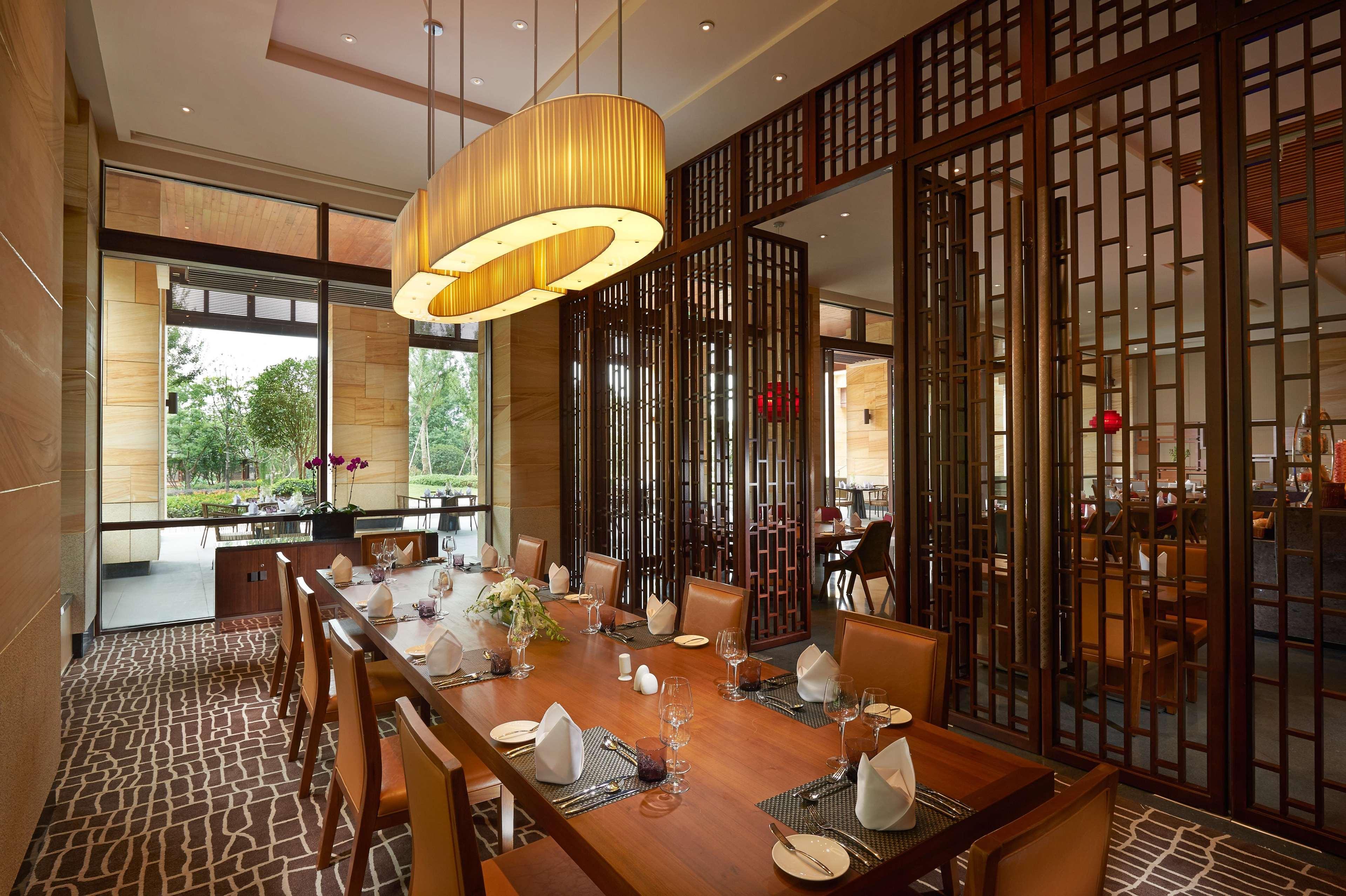 Hilton Wuhan Optics Valley Экстерьер фото