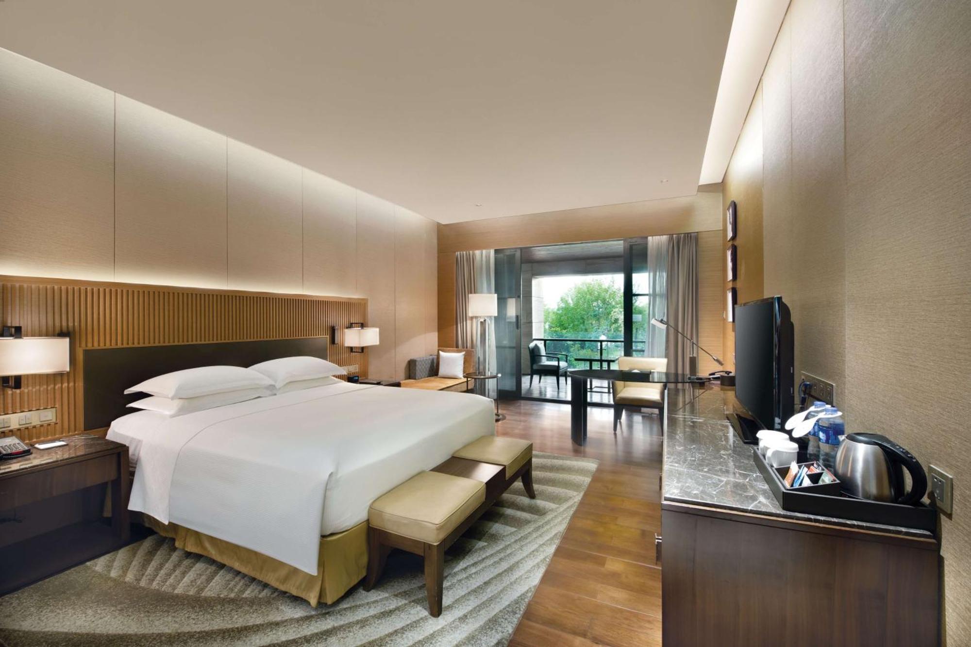 Hilton Wuhan Optics Valley Экстерьер фото