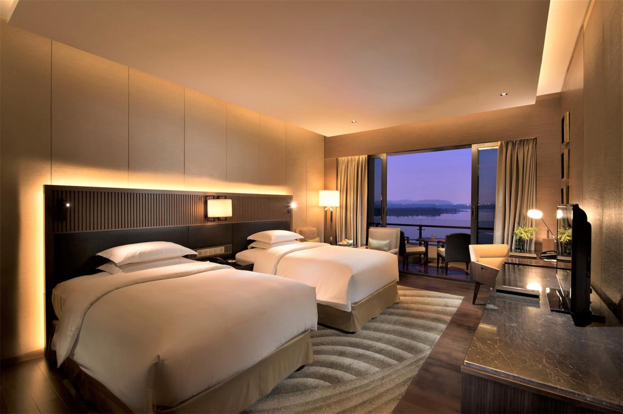 Hilton Wuhan Optics Valley Экстерьер фото