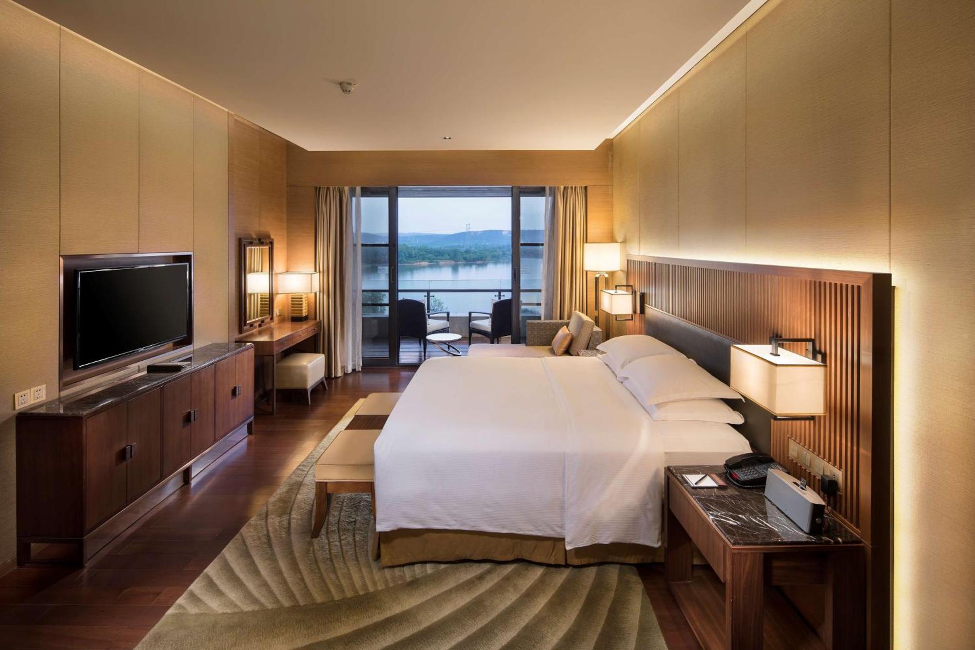 Hilton Wuhan Optics Valley Экстерьер фото