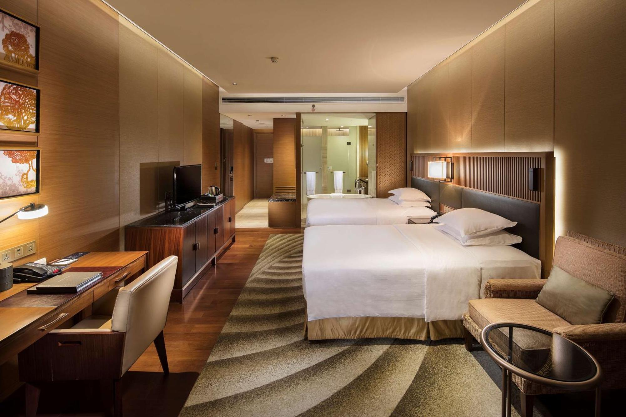 Hilton Wuhan Optics Valley Экстерьер фото