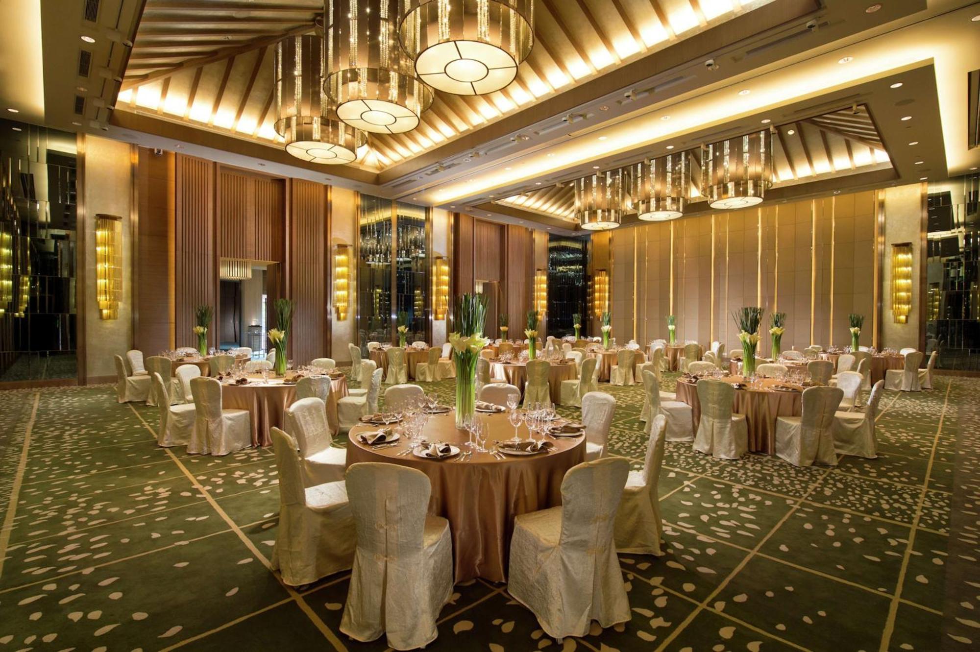 Hilton Wuhan Optics Valley Экстерьер фото