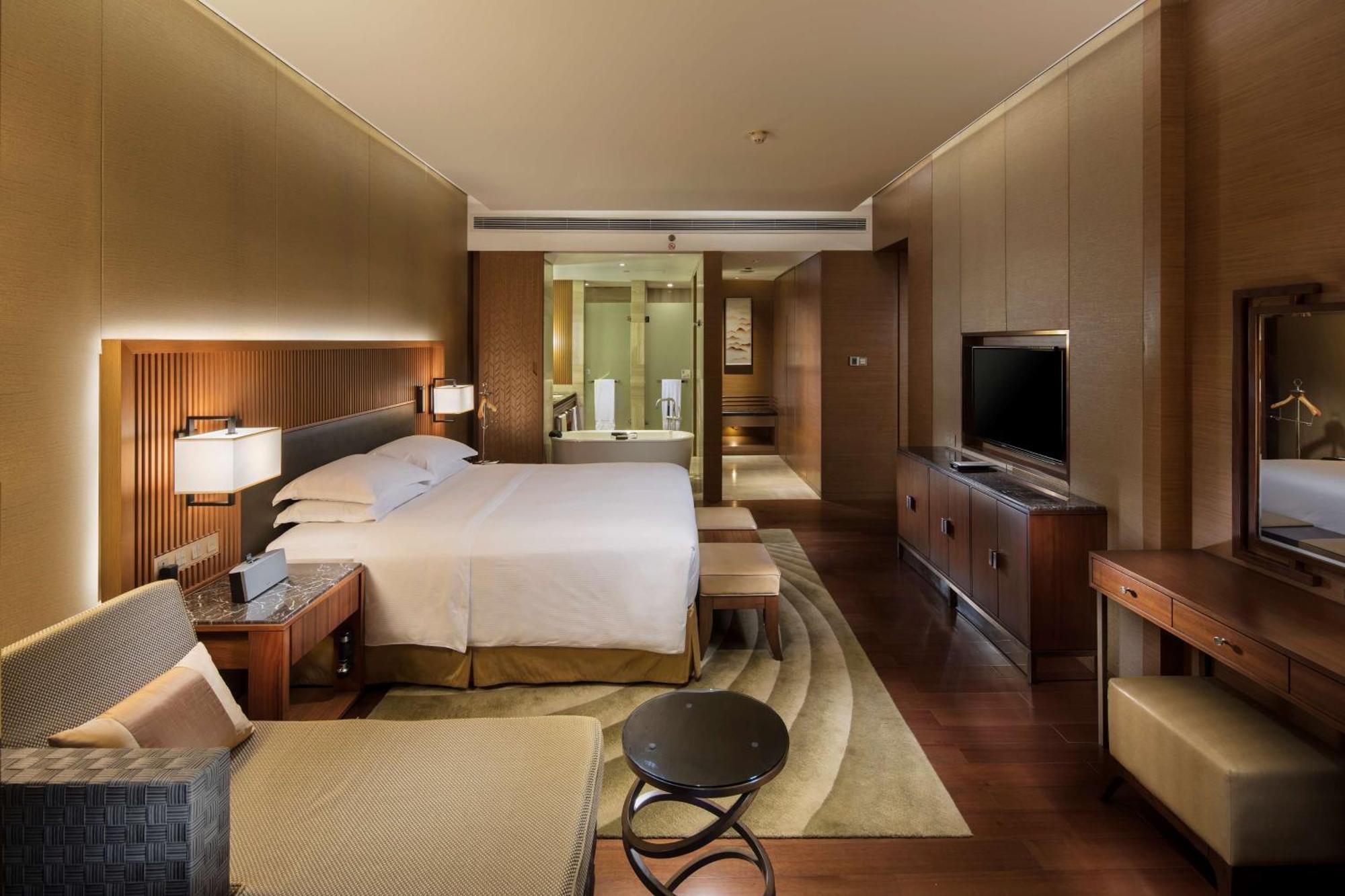 Hilton Wuhan Optics Valley Экстерьер фото