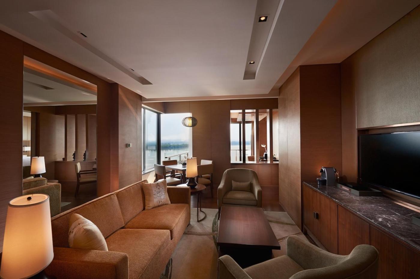 Hilton Wuhan Optics Valley Экстерьер фото